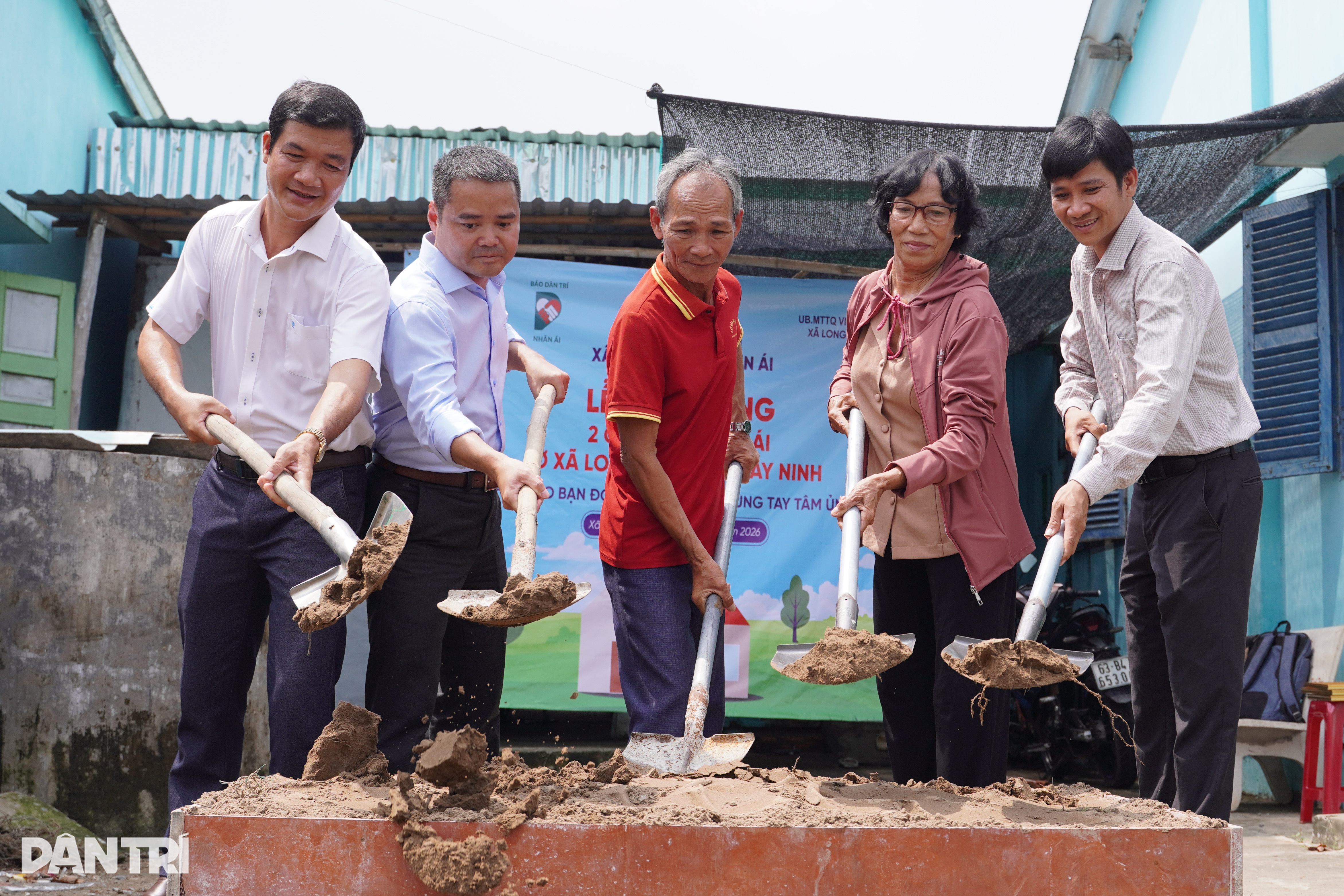 Dantri readers help two struggling families build new homes in Tay Ninh - 2