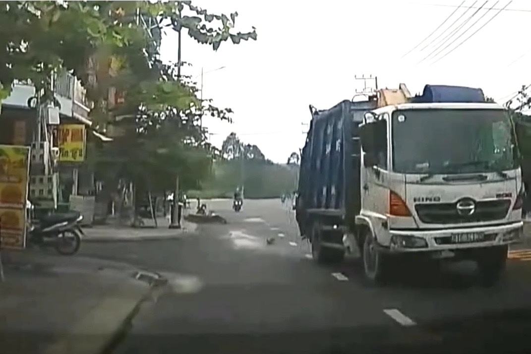 Truy xét tài xế xe rác đánh lái khiến một người ngã nhào ở TPHCM