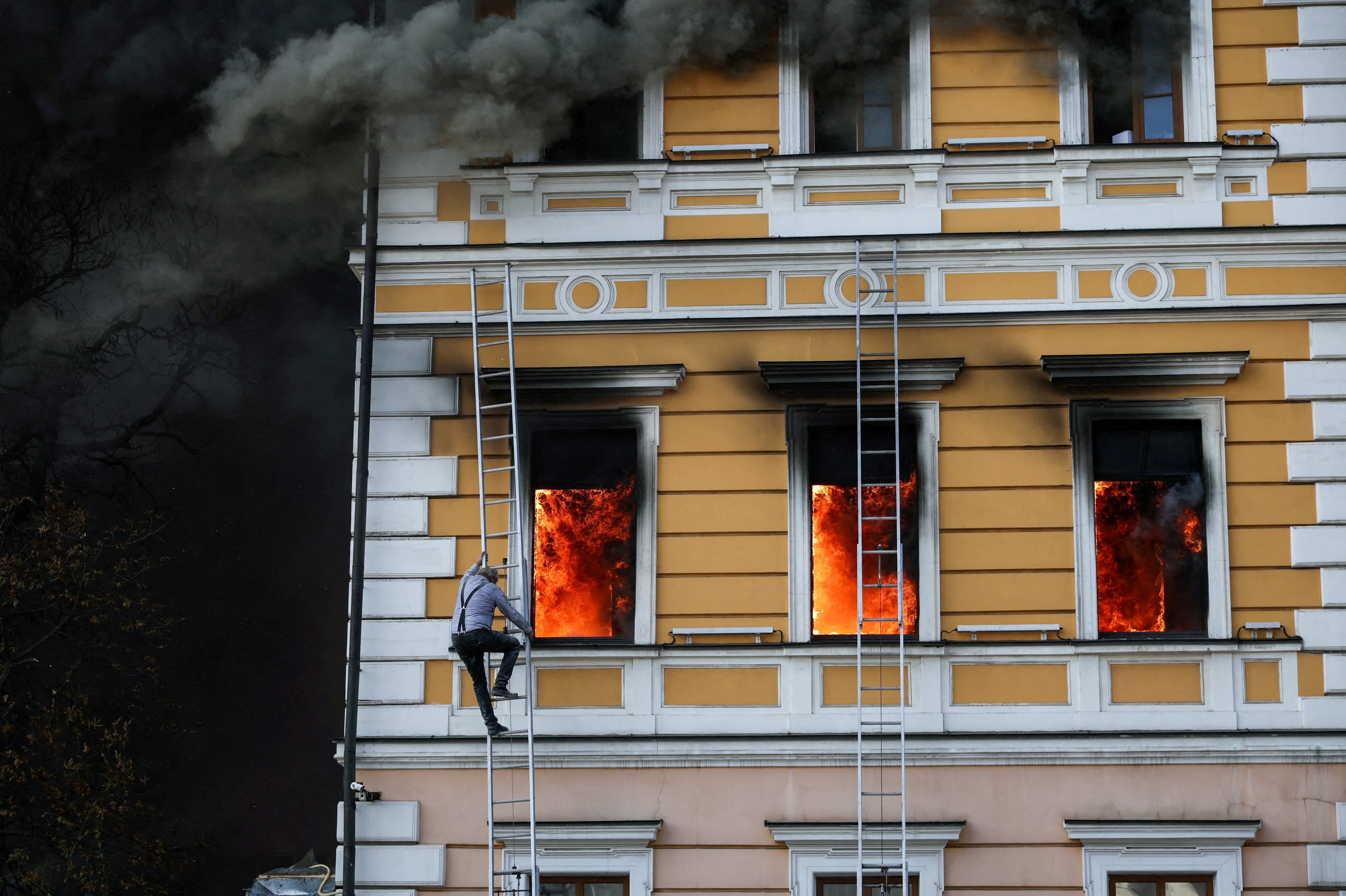 Nga không kích lớn, loạt vụ nổ rung chuyển Kiev