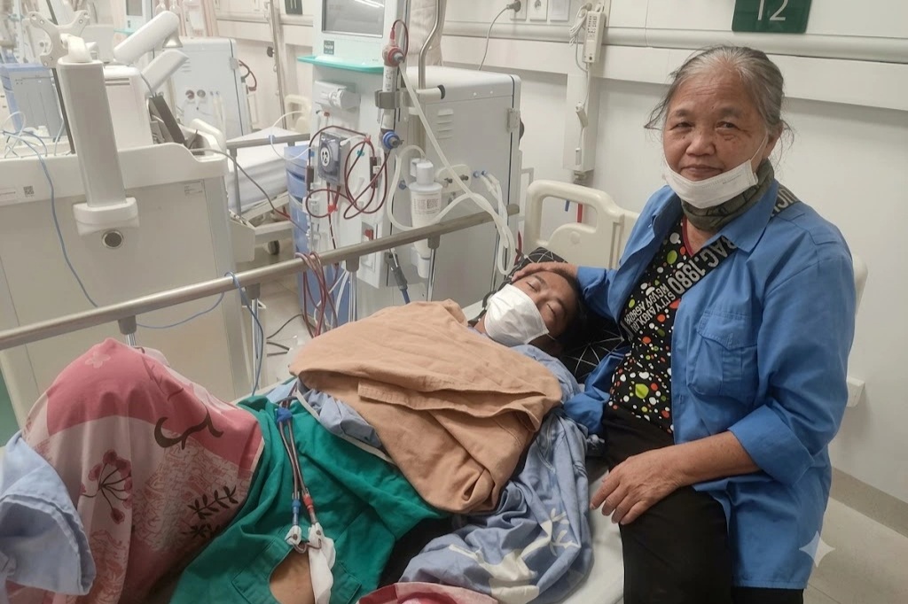 Mẹ ung thư phải cầm cố nhà cửa, nhường cơm cho con suy thận