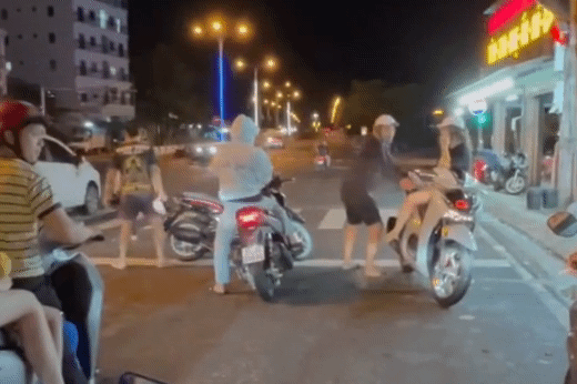 Hai thanh niên bị công an mời làm việc sau vụ đánh nhau giữa ngã tư