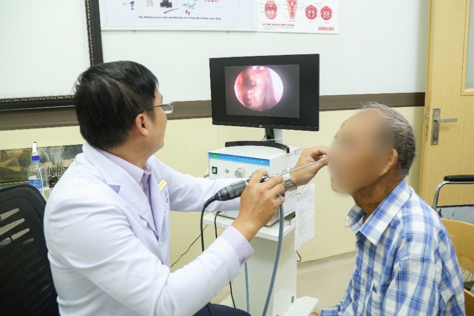 Bác sĩ tìm ra nguyên nhân khiến cụ ông thường xuyên phải ngồi ngủ