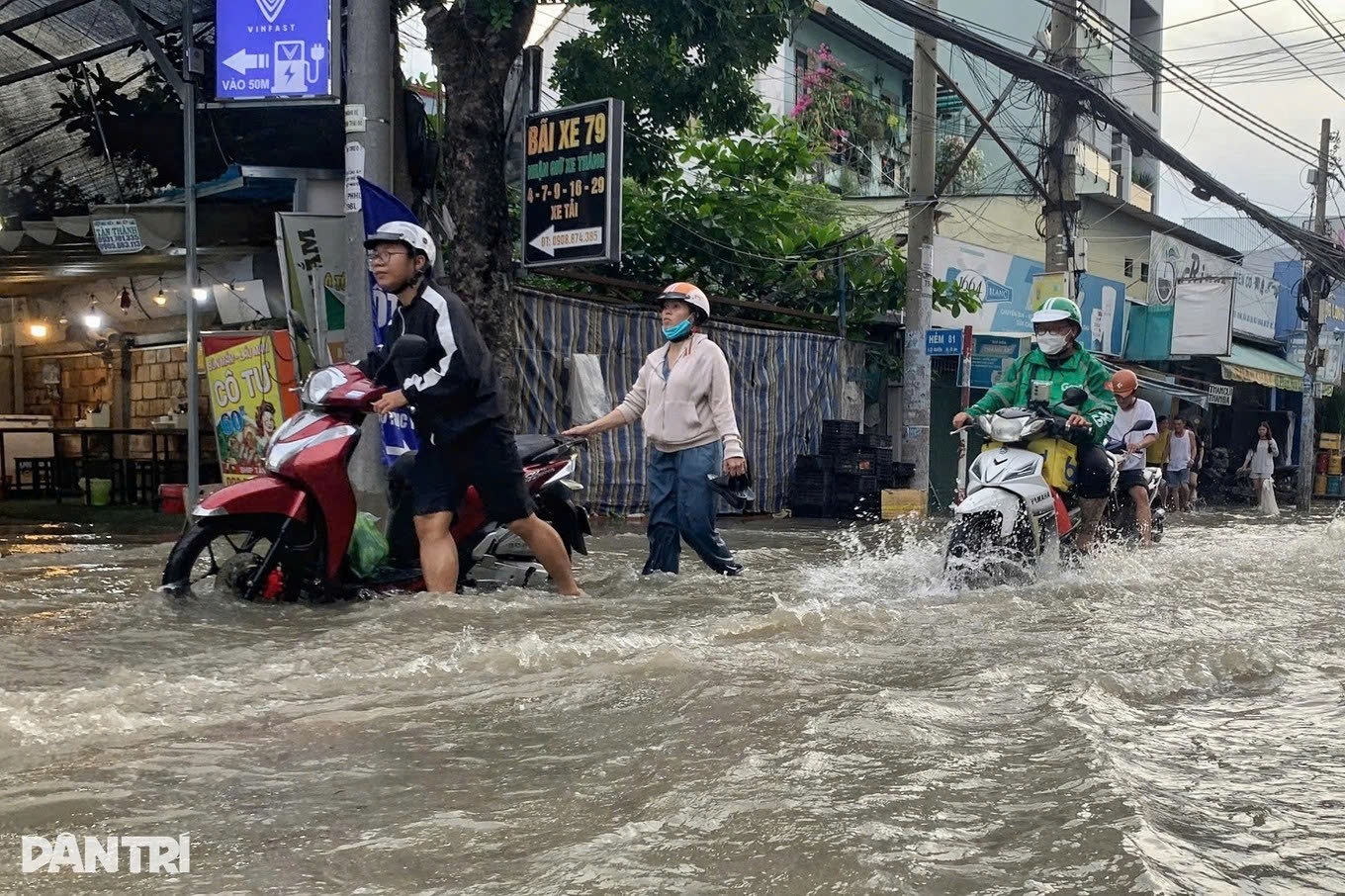 Nguy cơ sức khỏe khi lội trong dòng nước ngập ở TPHCM
