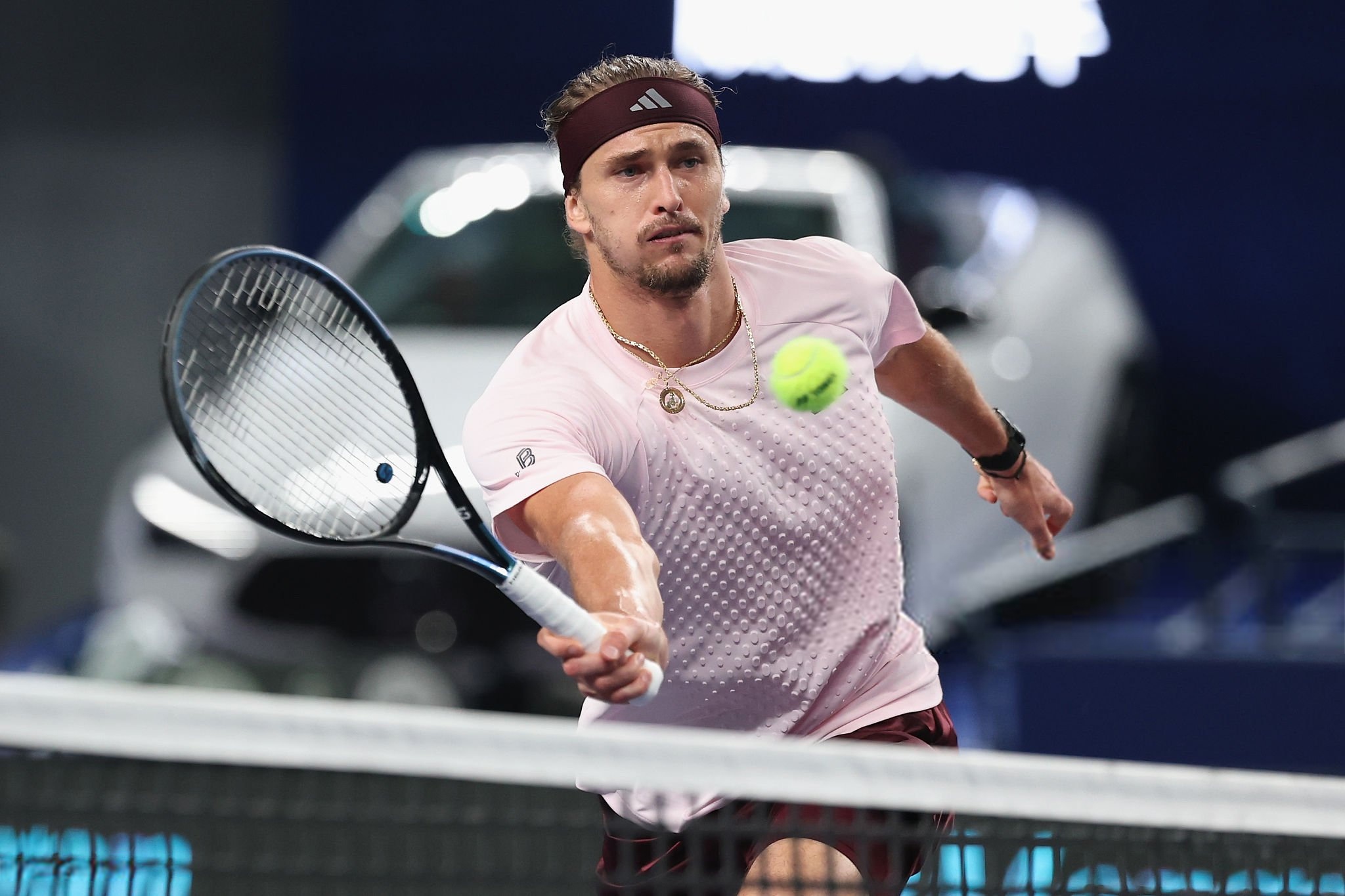 Zverev nén đau, vượt khó vào tứ kết Thượng Hải Masters