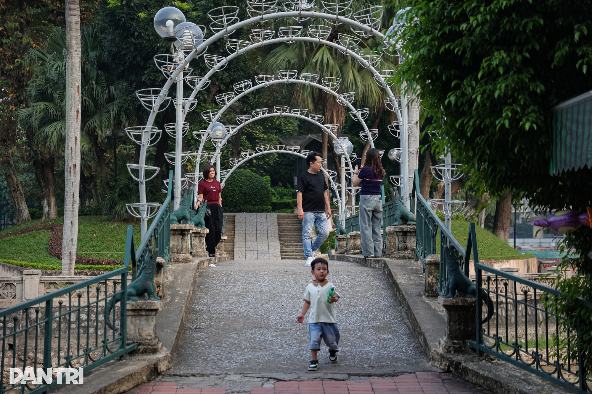 Hanoi’s Thu Le Park shows signs of age ahead of redevelopment - 11
