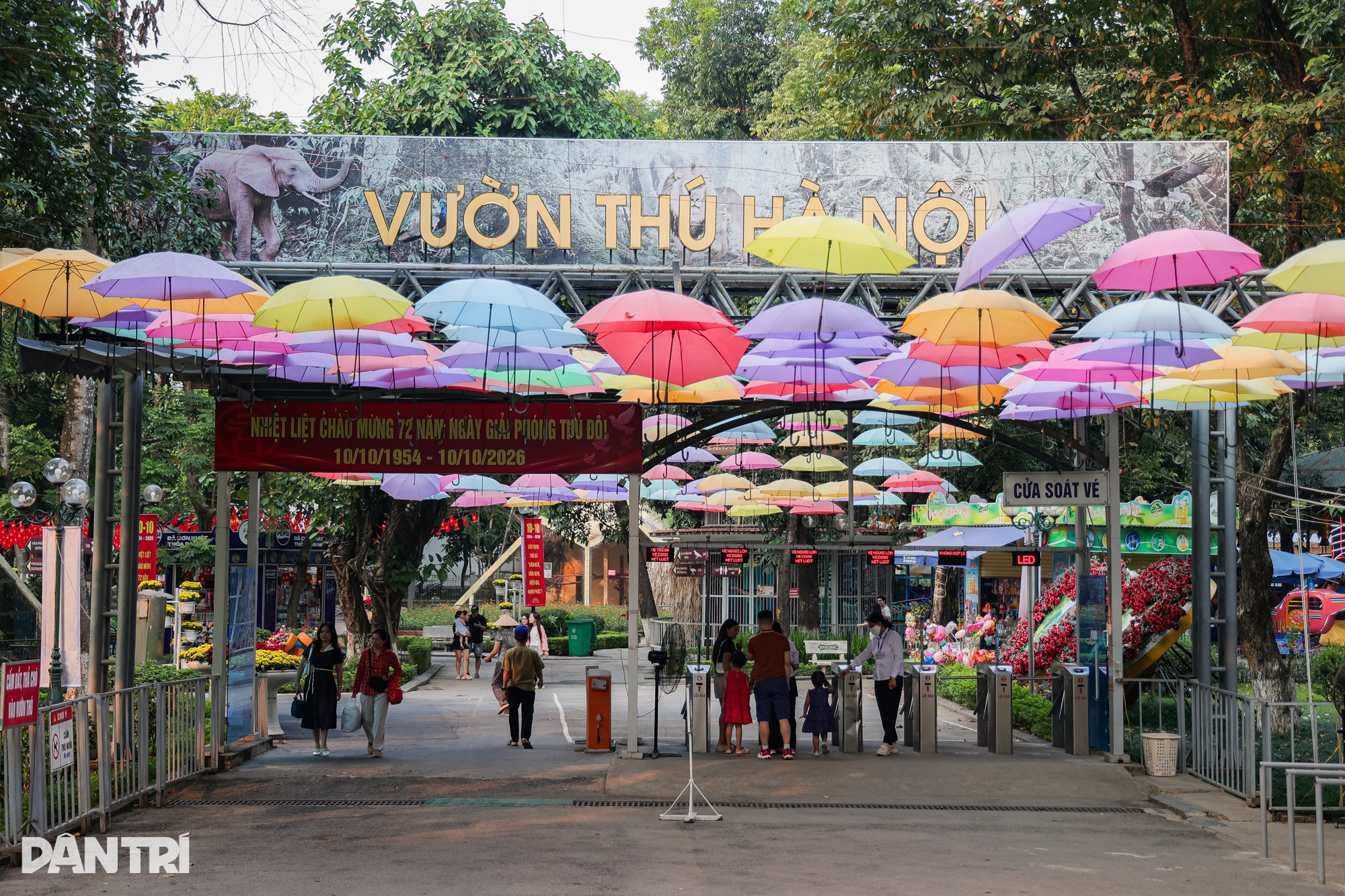 Hanoi’s Thu Le Park shows signs of age ahead of redevelopment - 1