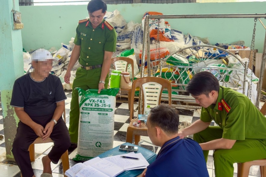 Khởi tố đối tượng sản xuất phân bón giả quy mô lớn