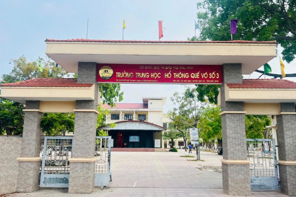 Nữ sinh túm tóc đánh bạn giữa đường, nhiều nam sinh cổ vũ "đánh mạnh vào"
