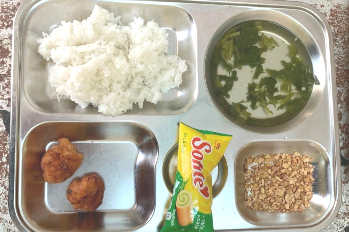Xôn xao khay cơm bán trú chỉ có ít muối lạc và 2 miếng thịt viên