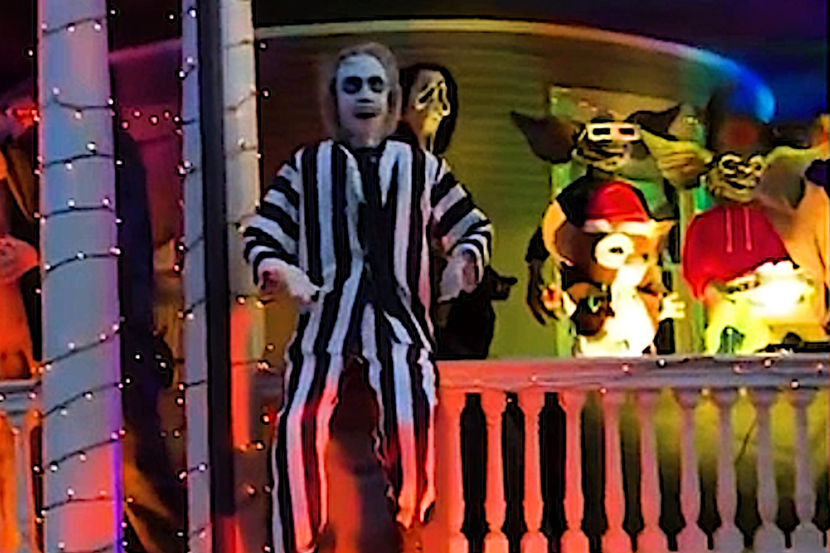 Rùng rợn ngôi nhà cổ phủ kín bộ xương đón Halloween ở Mỹ