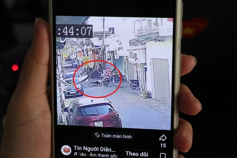 Nữ tài xế ô tô mở cửa bất cẩn làm người đi xe đạp ngã, bị xe máy va vào đầu