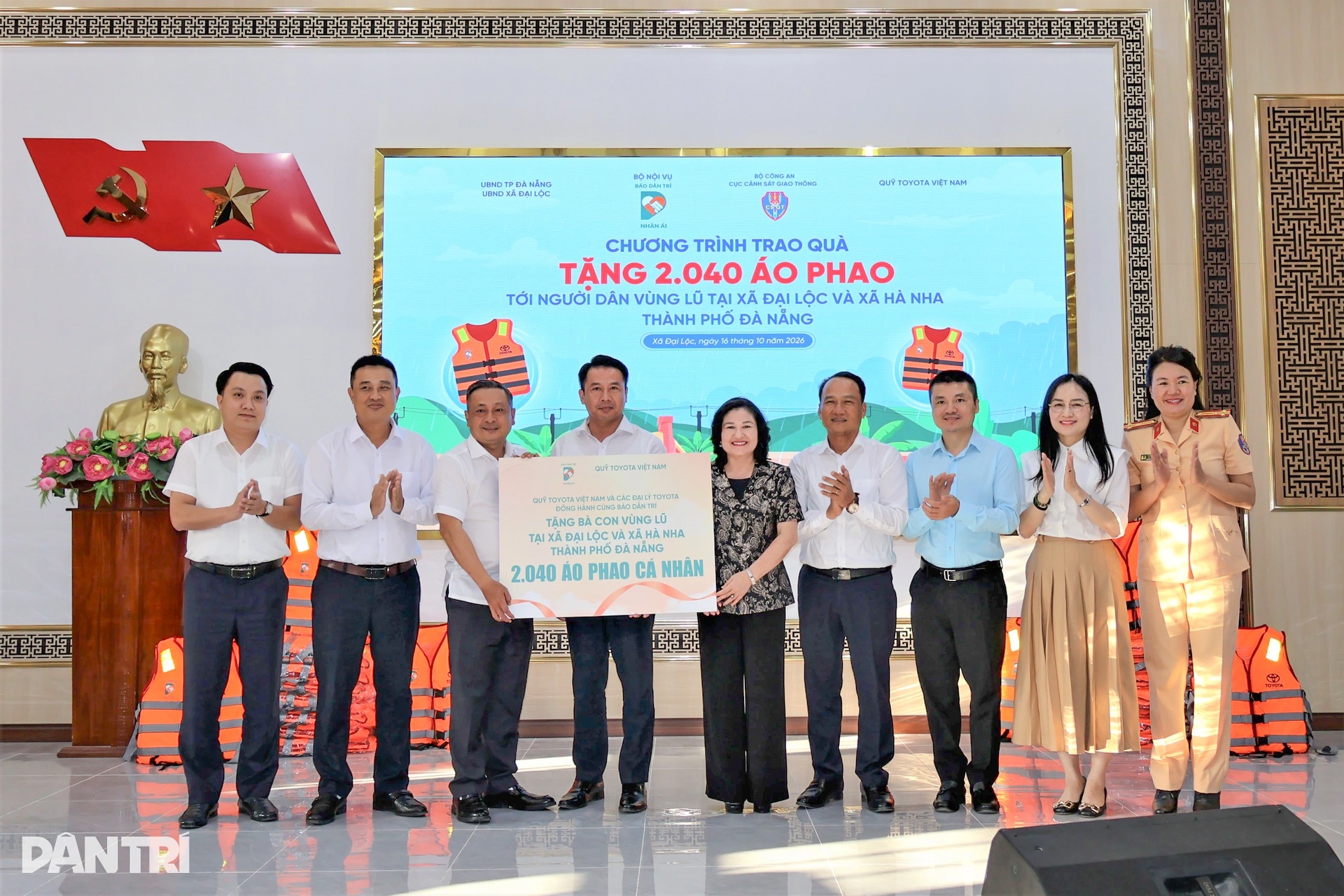 Báo Dân trí trao tặng 2.040 áo phao tới người dân vùng rốn lũ