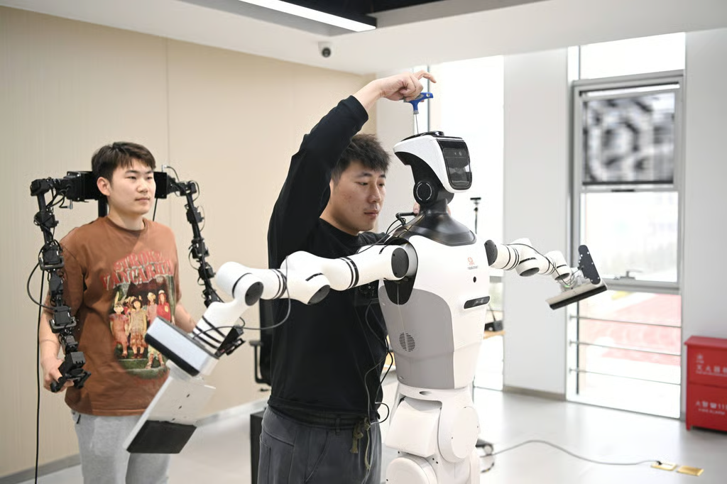 Kiếm hơn 23 triệu đồng/tháng nhờ dạy robot rửa chén, mở nắp chai
