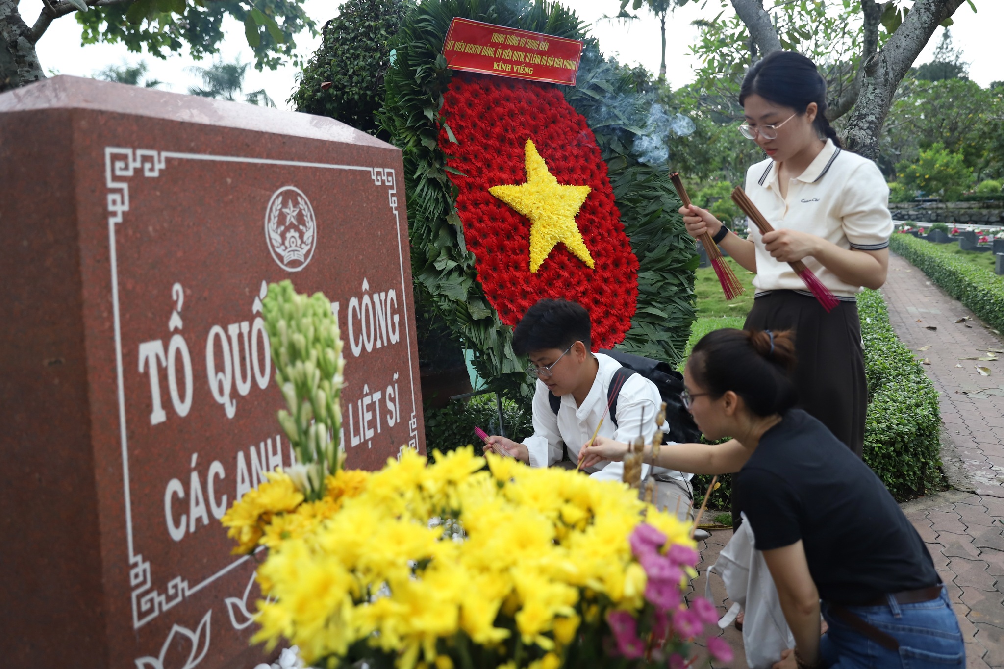 Người dân mang hoa, thắp hương bên mộ 731 liệt sĩ ở TPHCM