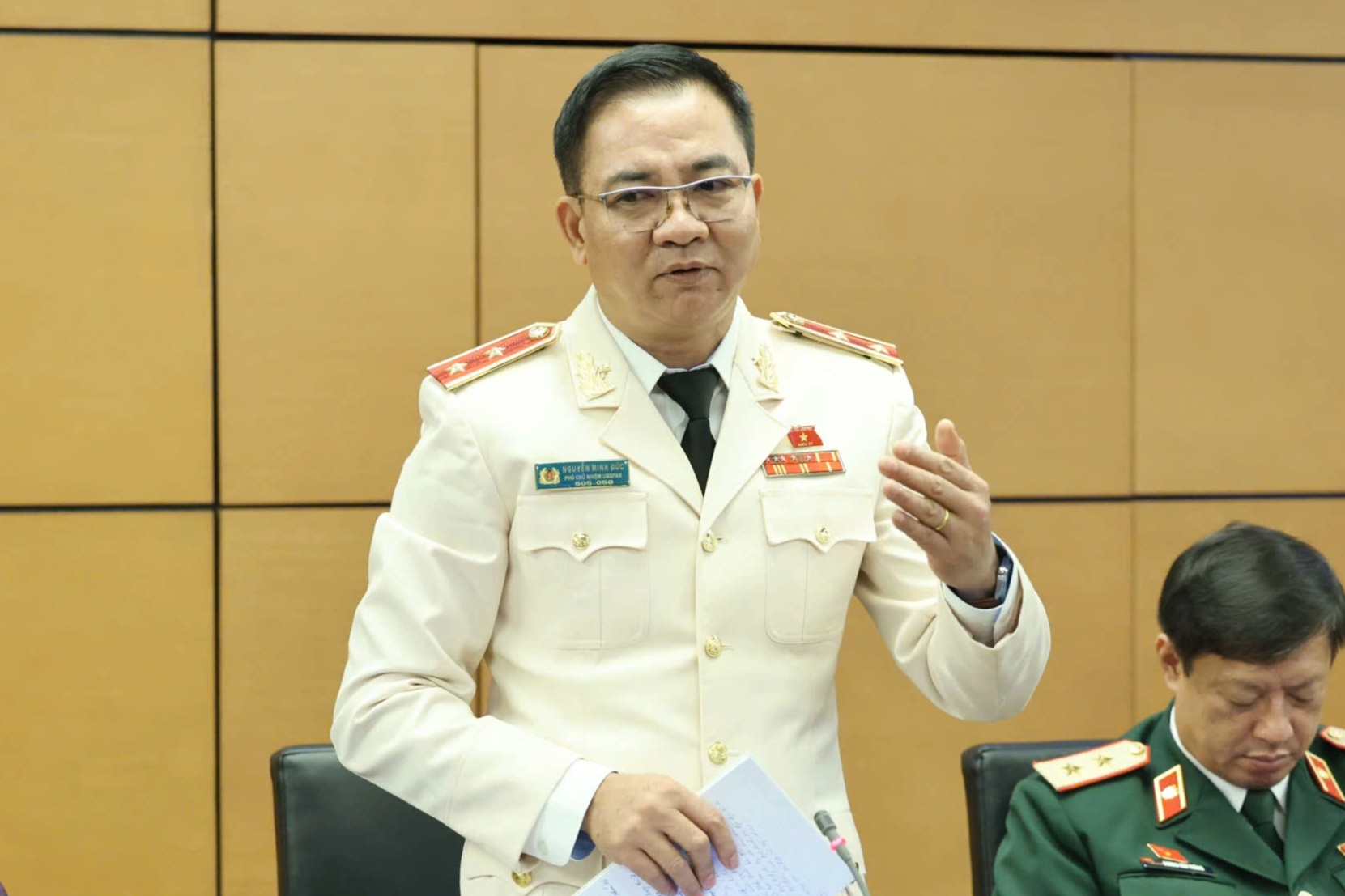 Đề nghị điều chỉnh hoạt động giao, vận chuyển giấy tờ của shipper
