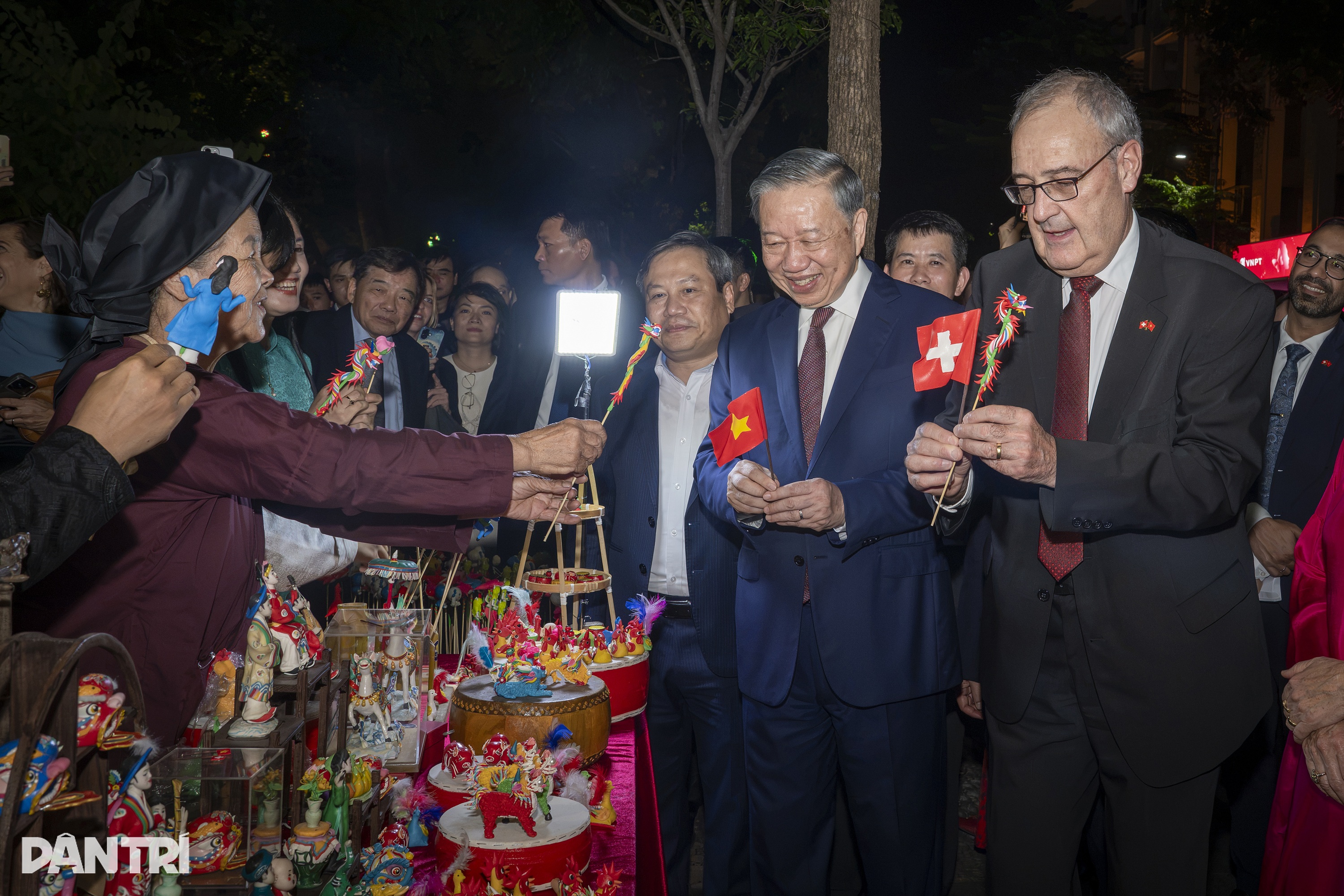 Tổng Bí thư, Chủ tịch nước Tô Lâm cùng Tổng thống Thụy Sĩ đi dạo hồ Gươm