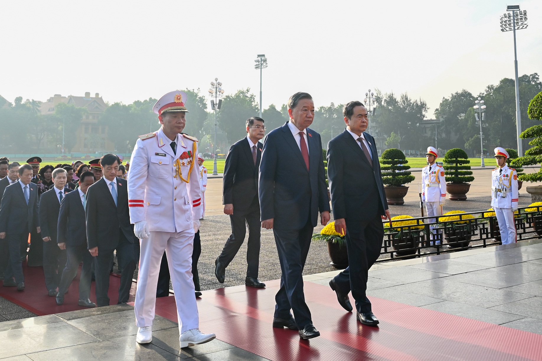 Lãnh đạo Đảng, Nhà nước, đại biểu Quốc hội vào Lăng viếng Bác