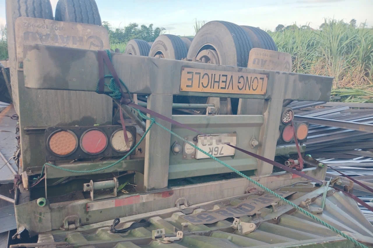 Lật xe chở sắt thép, hai bố con tử vong