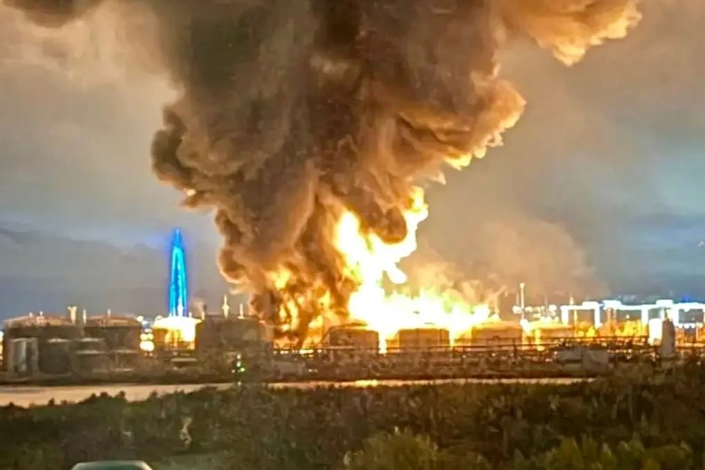 Ukraine tập kích St. Petersburg, cơ sở dầu, trung tâm dữ liệu Nga cháy lớn