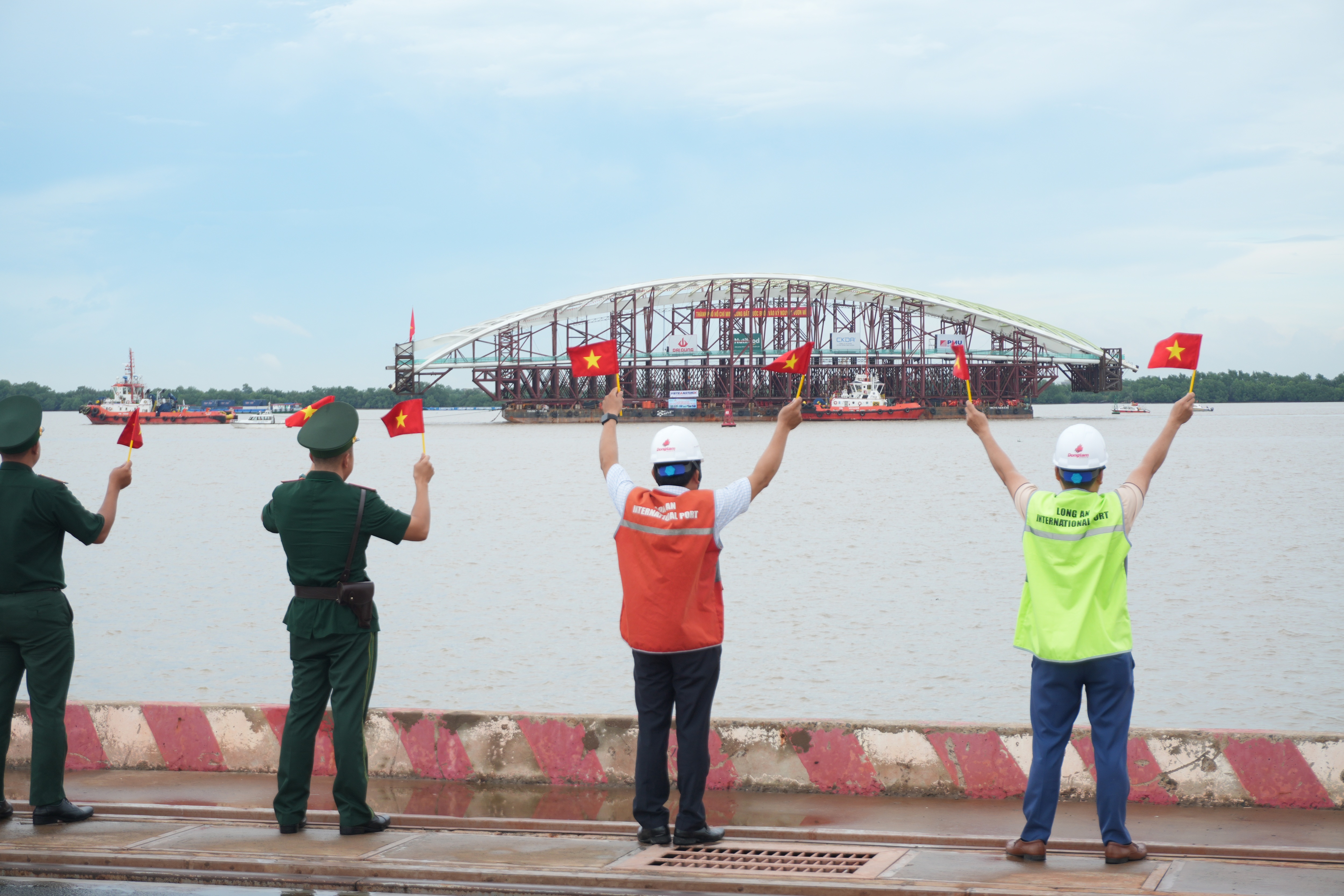 Đoàn lai dắt nhịp cầu lá dừa 3.400 tấn đến điểm dừng đầu tiên