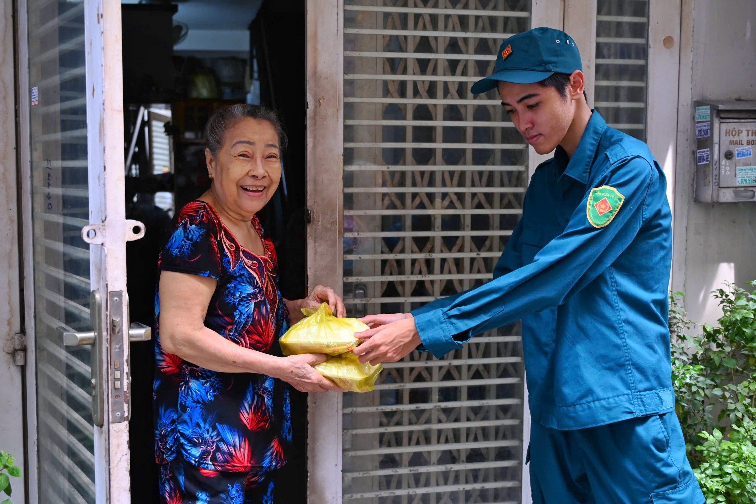 Ấm lòng những suất ăn nghĩa tình từ “Bếp áo xanh”