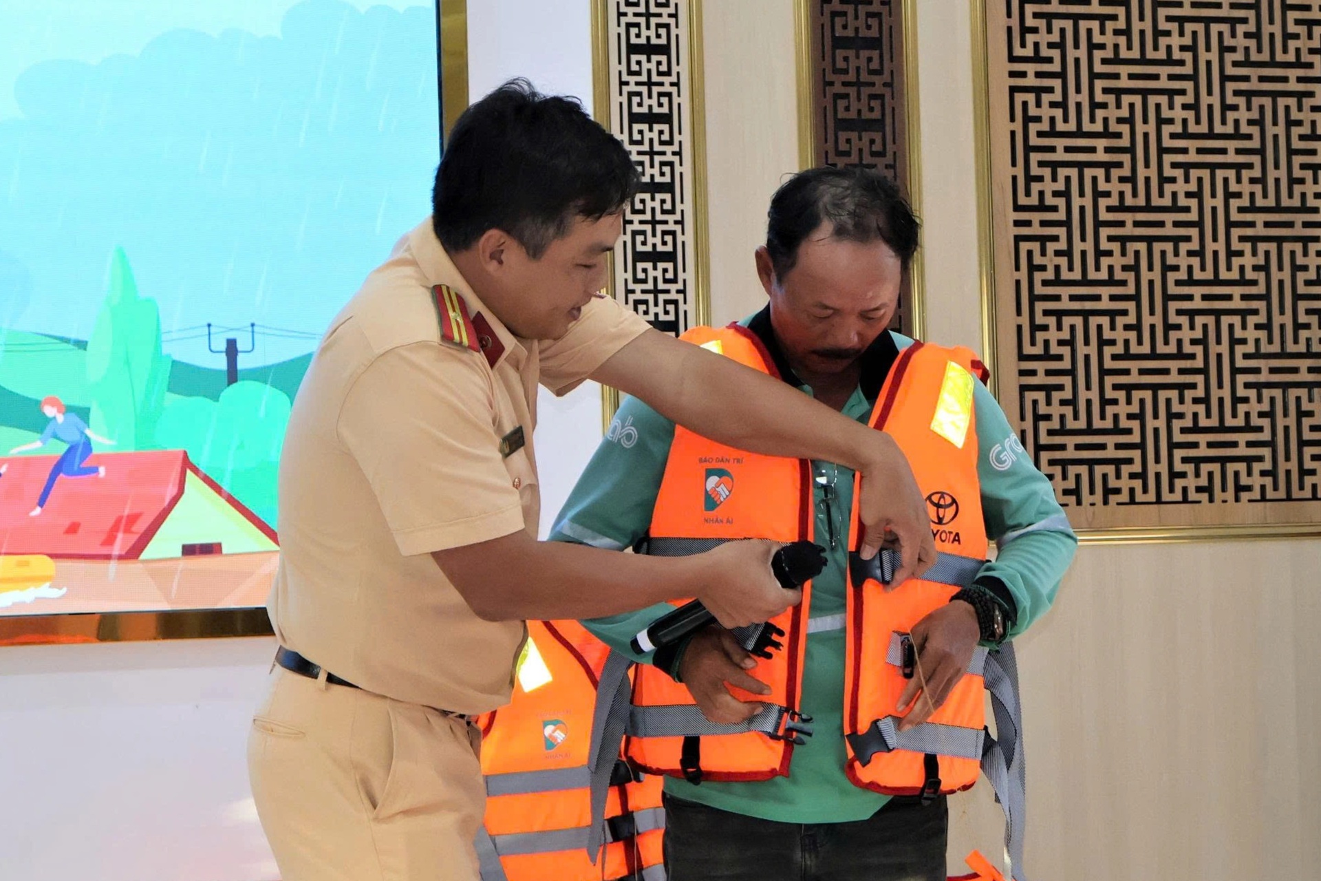 Cách sử dụng áo phao, thoát nạn để đảm bảo an toàn trong mùa mưa lũ
