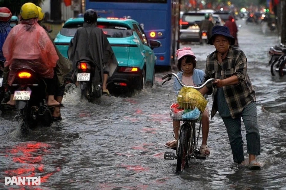 Thực phẩm dính nước mưa có nên sử dụng tiếp?