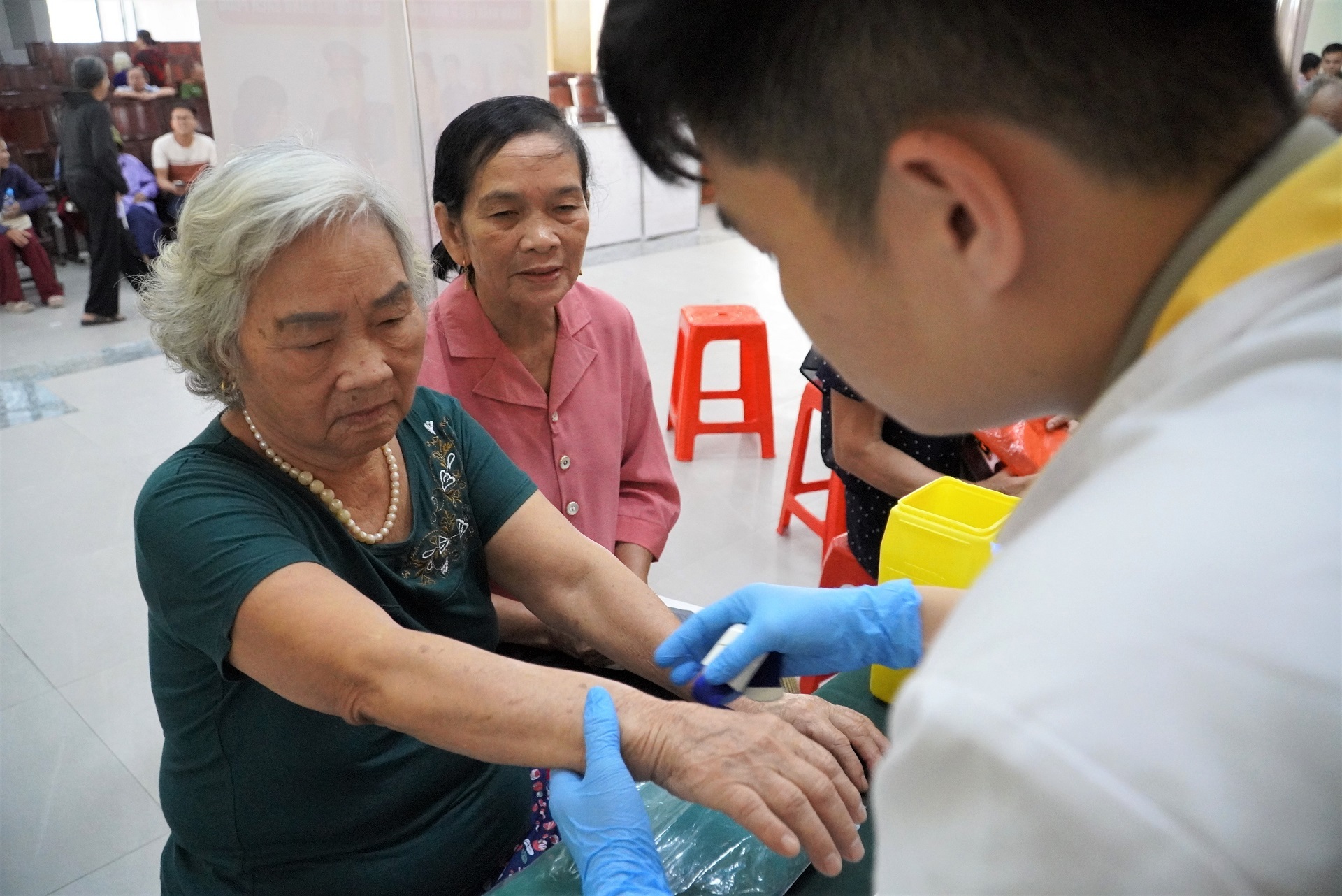 Ngày 20/10 đặc biệt của những người chị chờ em suốt nửa thế kỷ