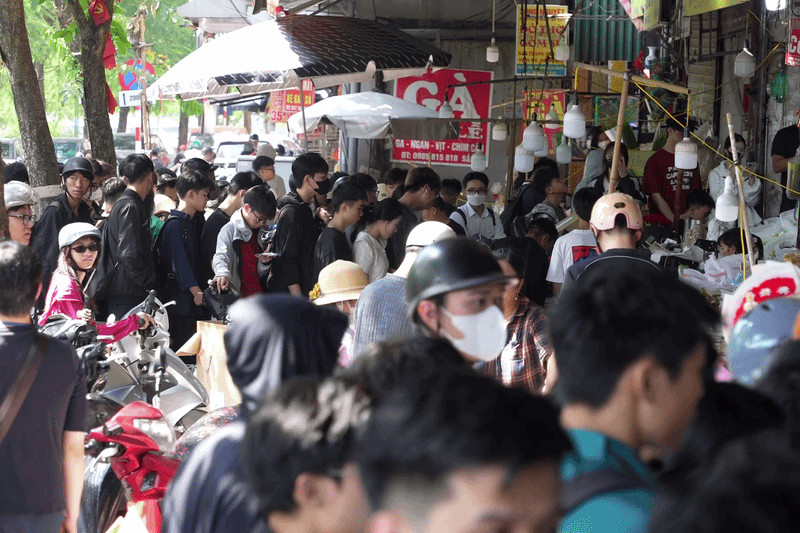 Giới trẻ Hà Nội rồng rắn xếp hàng mua hoa ngày 20/10