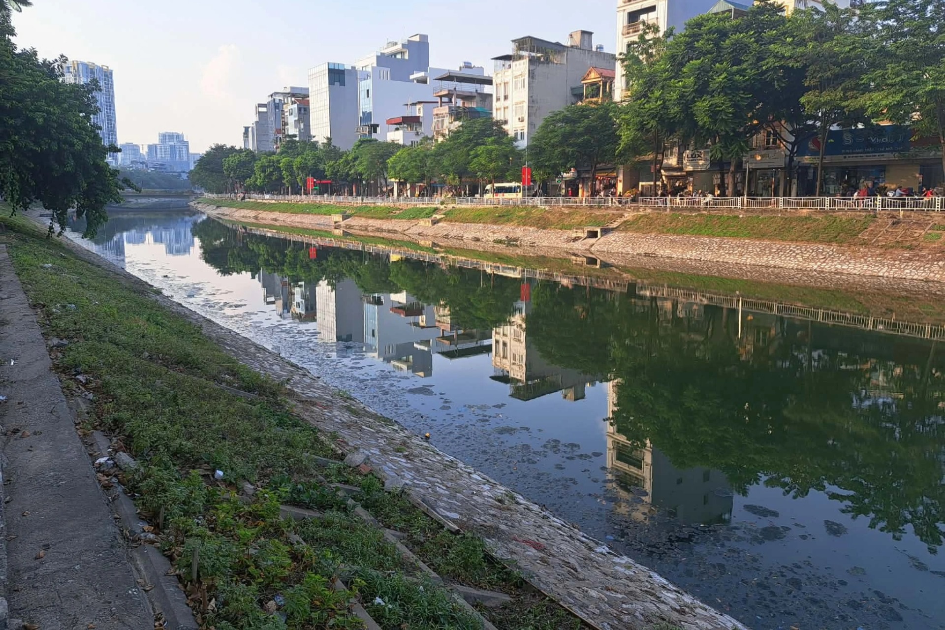 Sông Tô Lịch nhiều đoạn vẫn đen, vì sao?