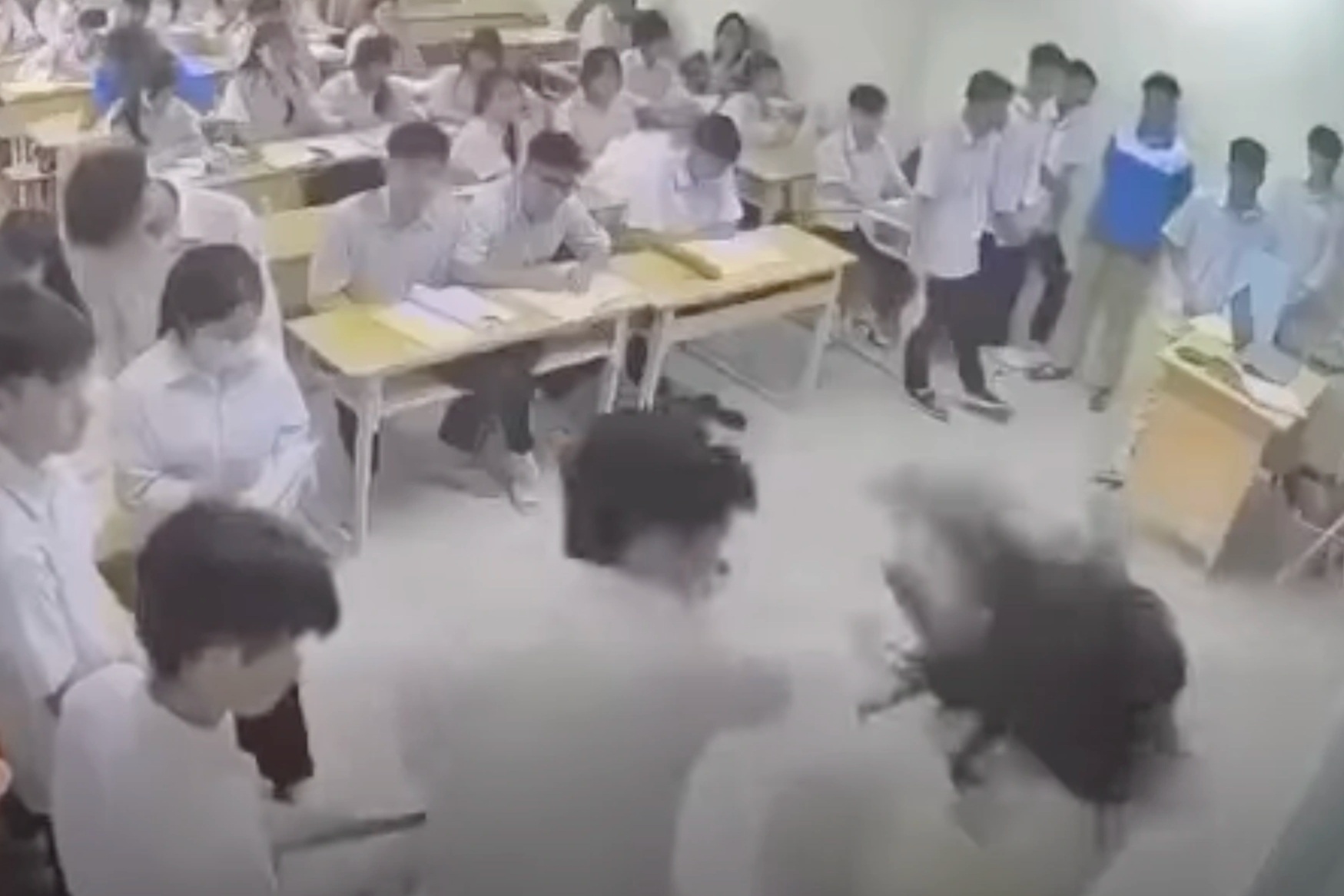 Vụ nam sinh lao lên bục giảng đánh cô giáo, nhà trường báo cáo gì?