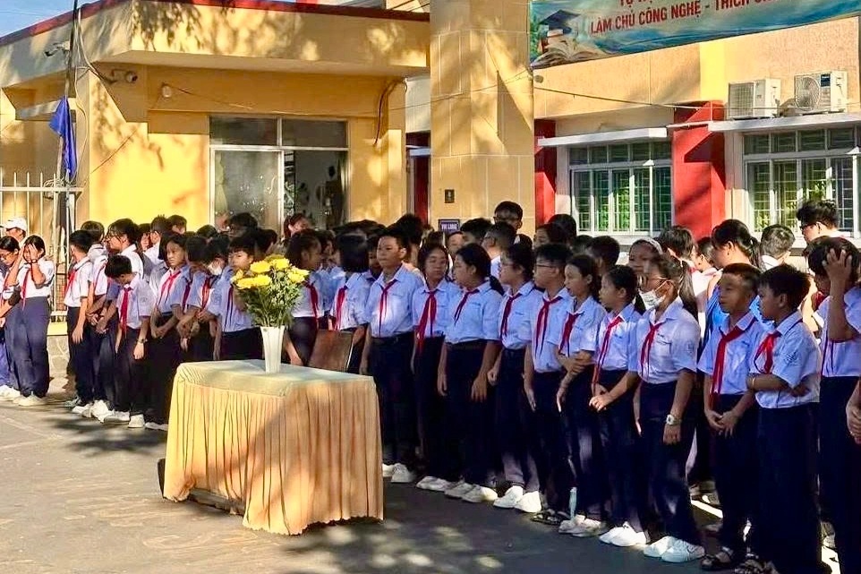 Thầy cô, bạn bè xót xa tiễn biệt nam sinh lớp 6 qua đời vì sốt xuất huyết