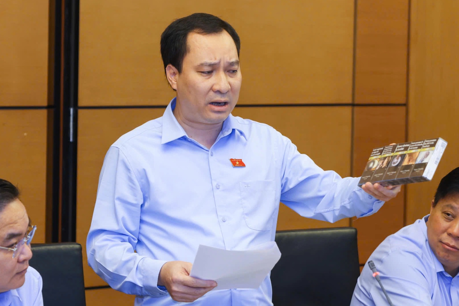 Đề xuất tăng thuế, cấm trưng bày thuốc lá dưới mọi hình thức