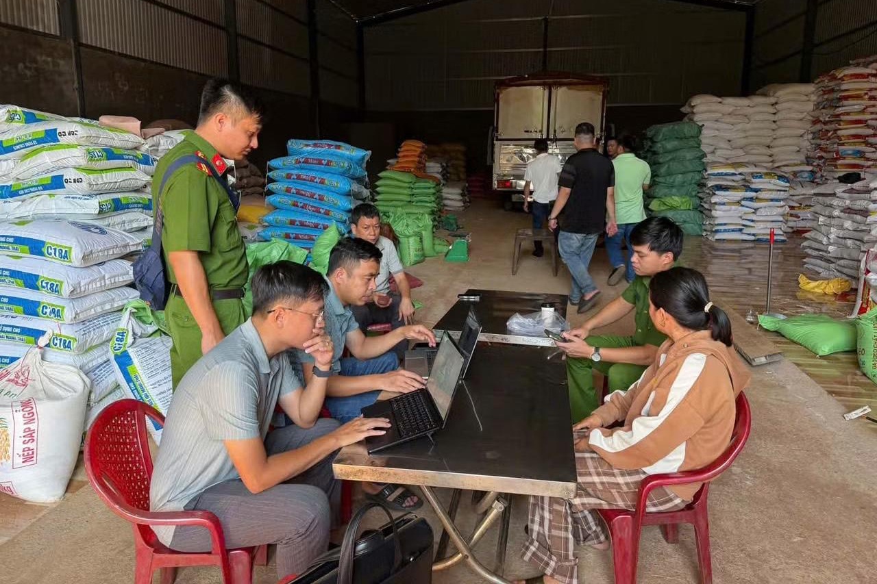 Khởi tố 2 vợ chồng “phù phép” hàng tấn gạo rẻ tiền thành gạo dẻo chính hãng