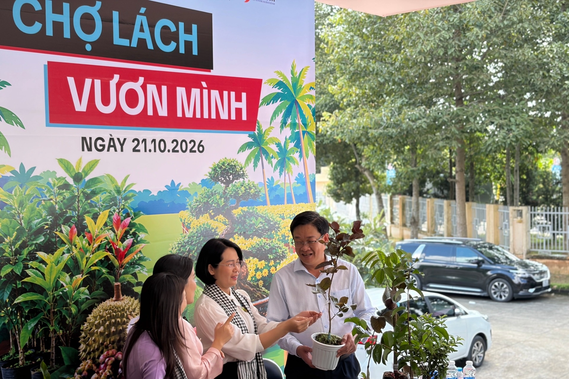 Bí thư xã livestream chốt hơn 1.700 đơn hàng cây giống ở miền Tây
