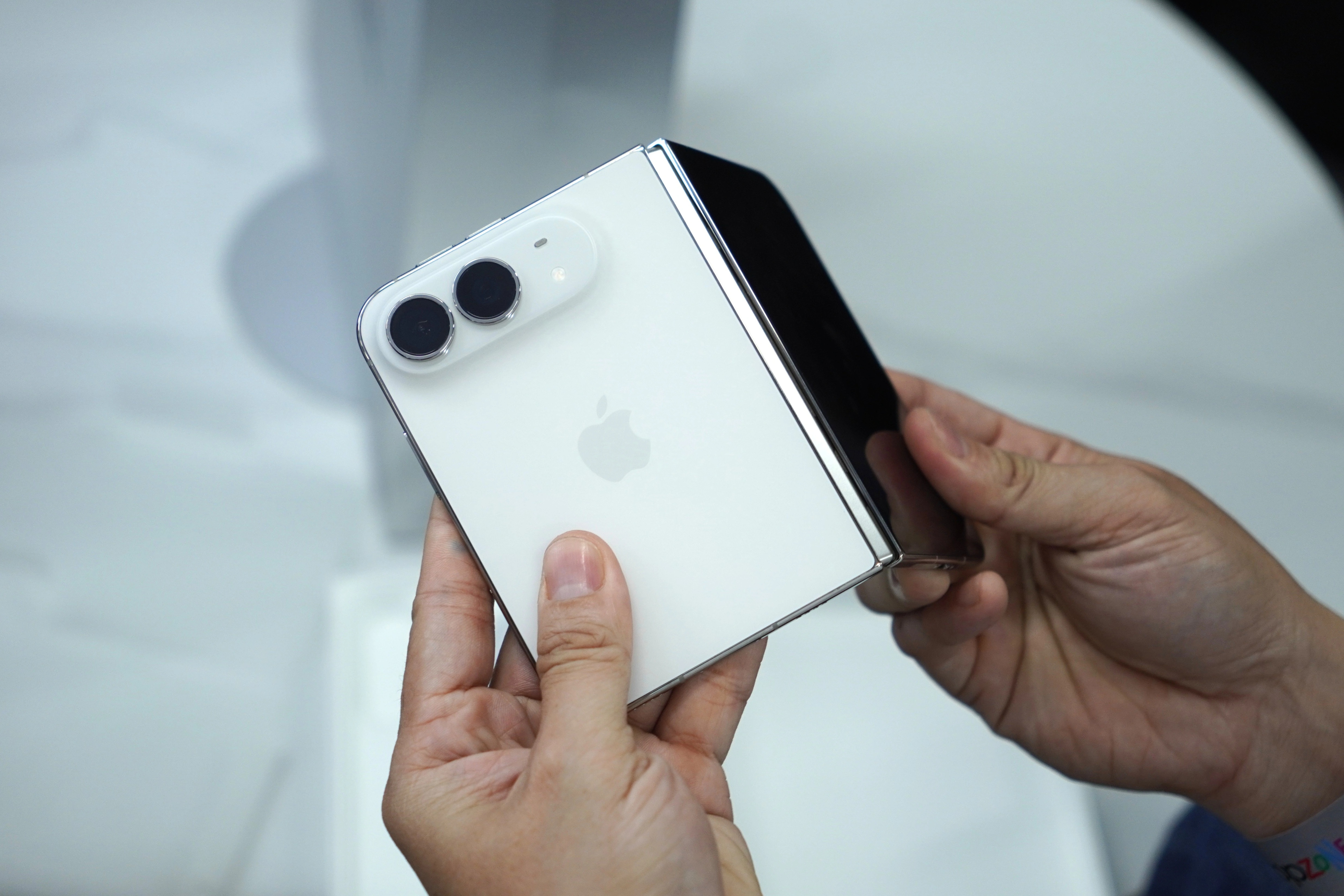 Điểm tuần: iPhone Duo lên kệ, Internet toàn cầu gặp sự cố
