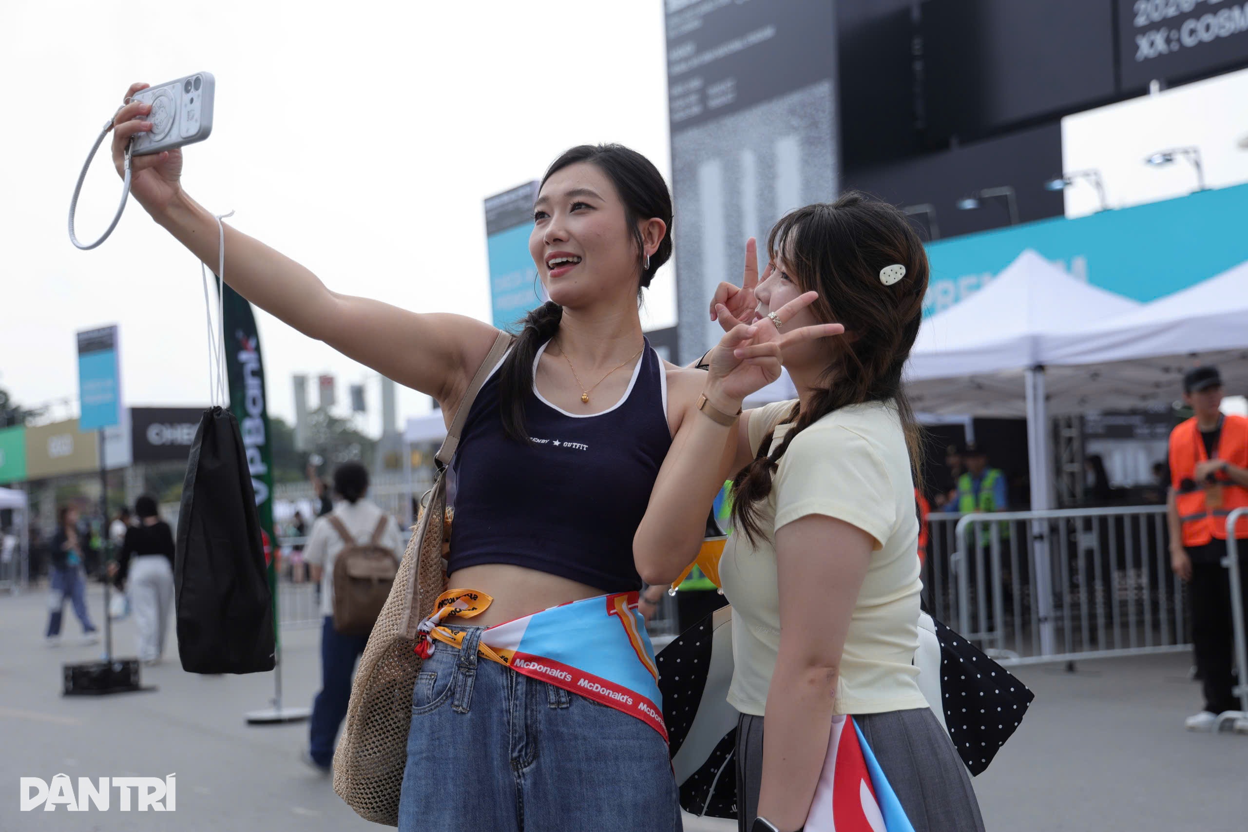 Chinese fans explore Vietnamese food while attending BIGBANG concert - 2
