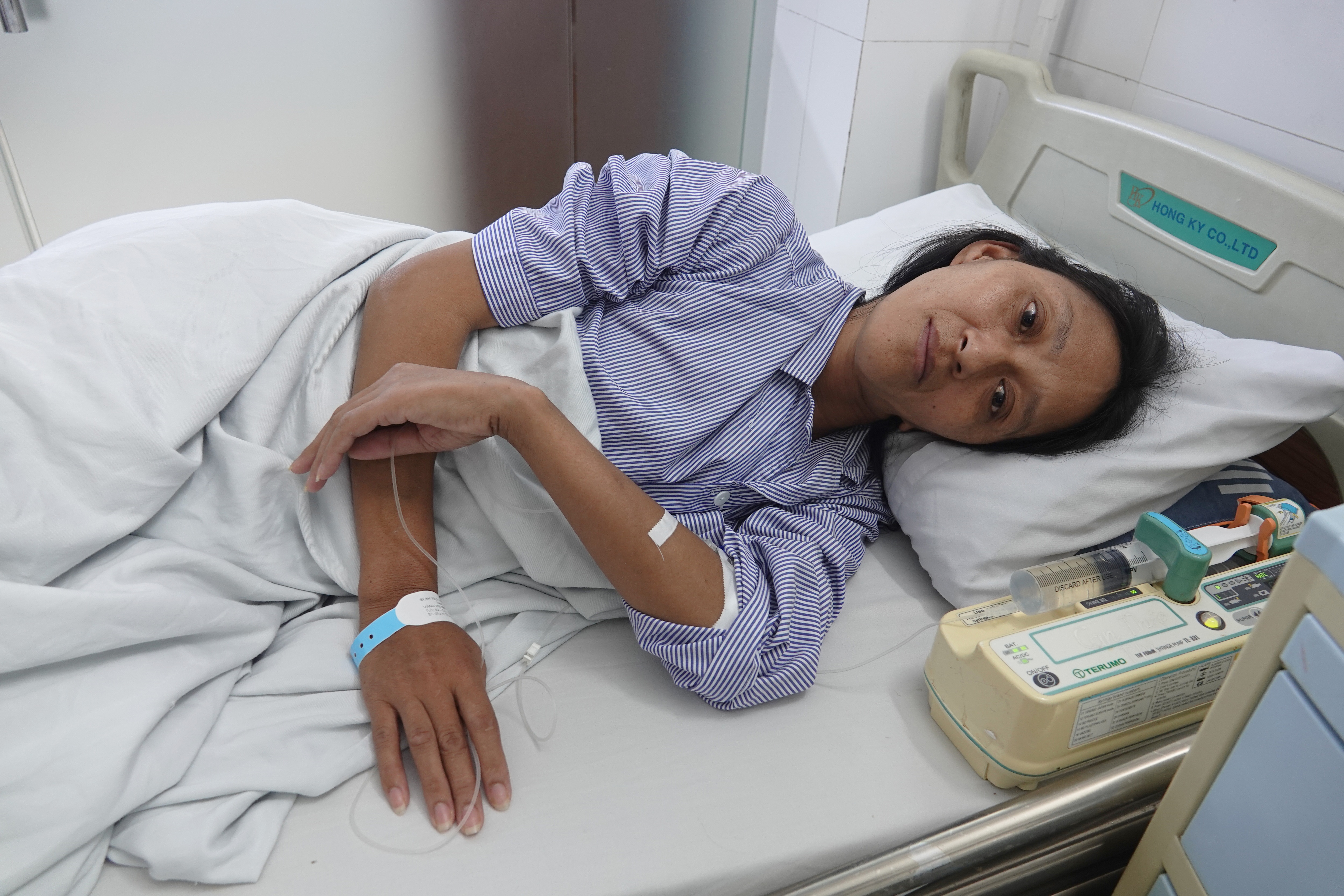Ba lần ngừng tim, người mẹ nghèo cần gấp 170 triệu đồng để giữ mạng sống