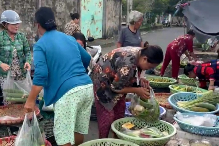Trúng độc đắc 10 tỷ đồng, nam tiểu thương tặng hết hàng hóa để về quê