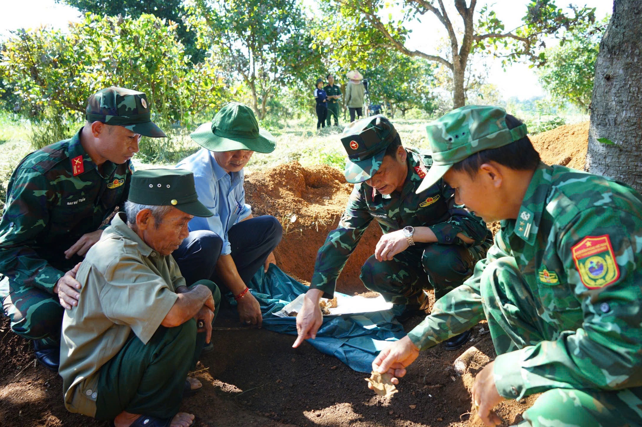 Già làng sẵn sàng hiến đất, chặt cây giúp tìm thấy 16 hài cốt liệt sĩ