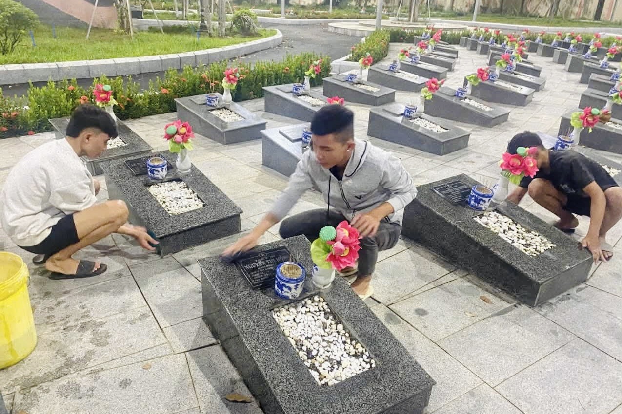 Tụ tập đánh nhau, gần 20 thiếu niên phải đi dọn vệ sinh nghĩa trang ở TPHCM