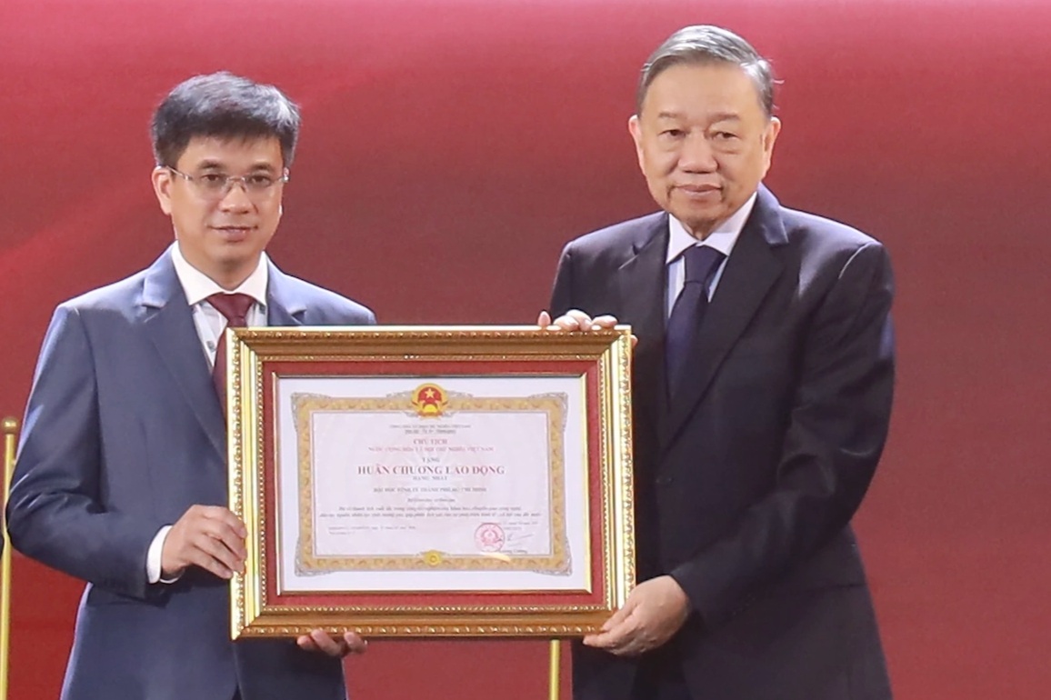 Đại học Kinh tế TPHCM đón nhận Huân chương Lao động hạng Nhất