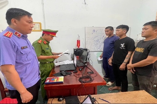 Cưỡng đoạt 3 con gà để trừ nợ, nhóm thanh niên bị khởi tố