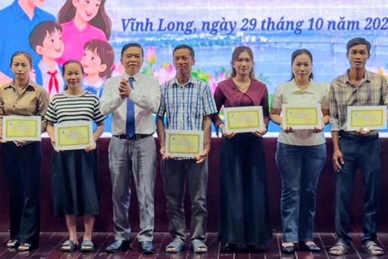 Vĩnh Long biểu dương 319 gia đình sinh đủ 2 con