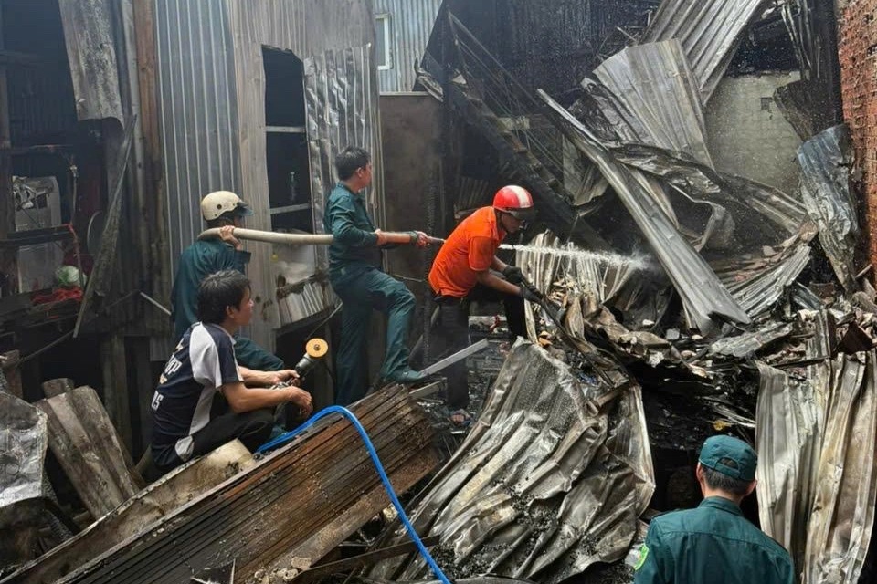 Bình gas phát nổ khi nhiều người đang tìm cách phá cửa dập đám cháy nhà