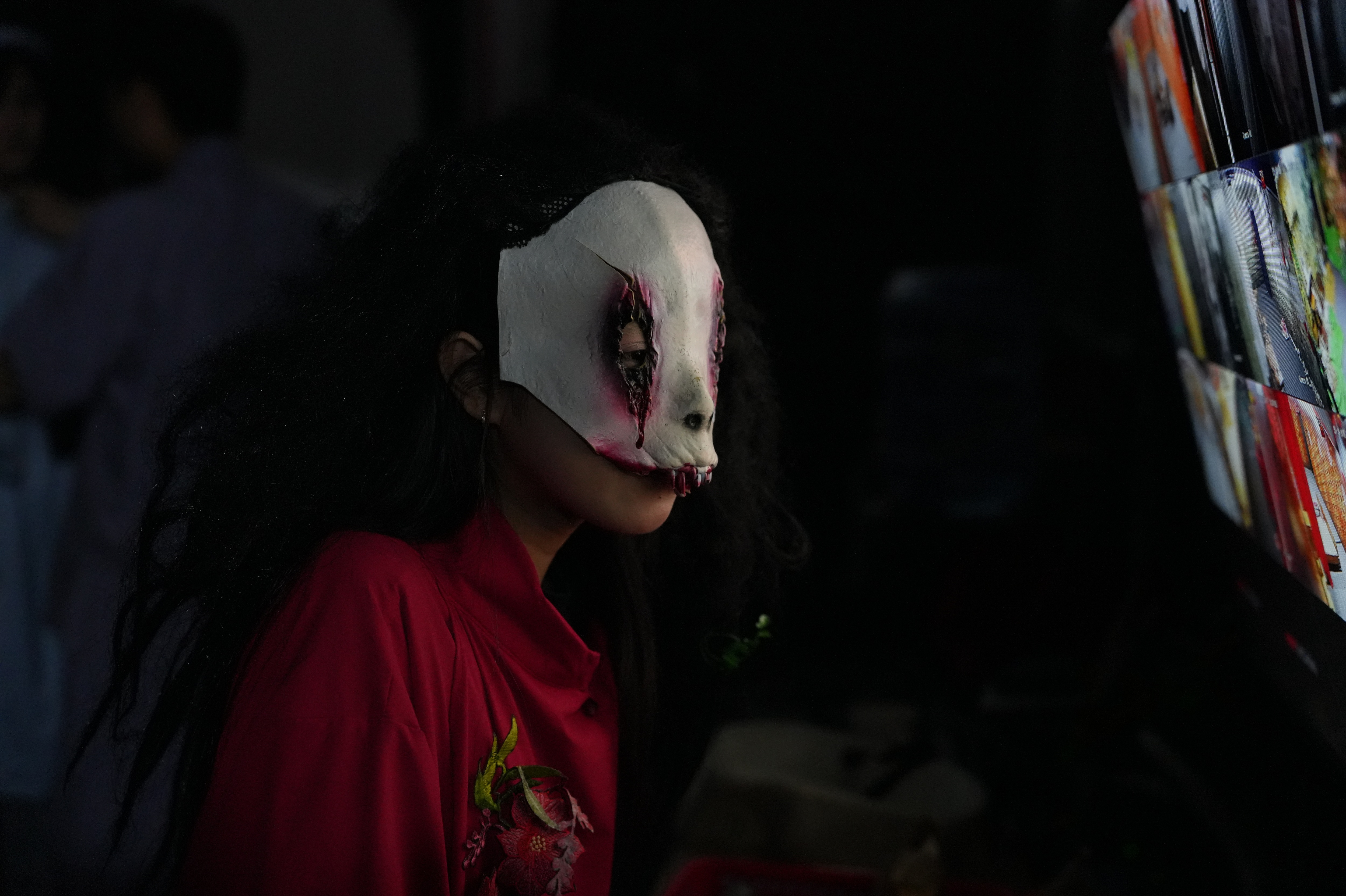 Độc lạ nghề làm "ma" hù người chơi tại TPHCM dịp Halloween