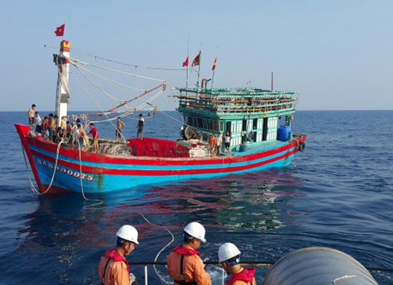 Chiếc tàu cá cùng 19 thuyền viên được lai dắt về Cảng Cửa Lò an toàn.