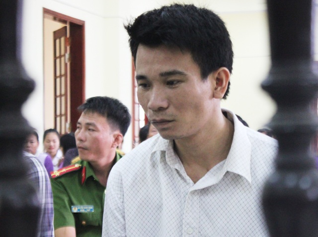 Bị đánh khi can đánh nhau, dùng dao đâm chết người - 1 Bị cáo Cao Văn Phong tại phiên tòa.
