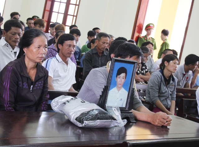 Bị đánh khi can đánh nhau, dùng dao đâm chết người - 3 Đại diện của người bị hại đề nghị HĐXX trả hồ sơ điều tra lại vì cho rằng cơ quan điều tra còn bỏ lọt tội phạm trong vụ án này.