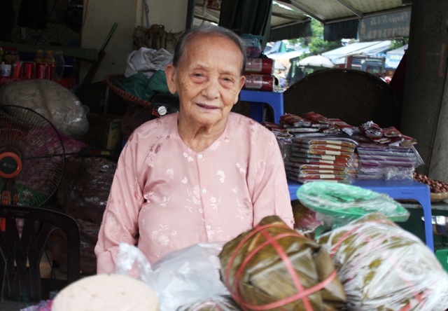 Tuổi già với niềm vui lao động - 6
Bà Phan Thị An (88 tuổi), quê Can Lộc, Hà Tĩnh. Bà ra TP Vinh sống cùng vợ chồng người con trai, giúp con trông cháu. Hôm nào cô con dâu bận công việc đột xuất, bà An ra chợ Vinh, trông dùm con sạp hàng bán giò chả. Bà bảo, già rồi, chỉ muốn về quê nhưng thương con, thương cháu nên cứ nấn ná ở lại, phụ giúp con được gì thì làm.